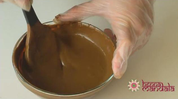 TUTORIAL VIDEO – Cum se prepară Henna Mandala pentru păr și consistența ideală