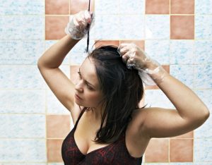 Henna colorează părul în mod diferit de vopseaua chimică