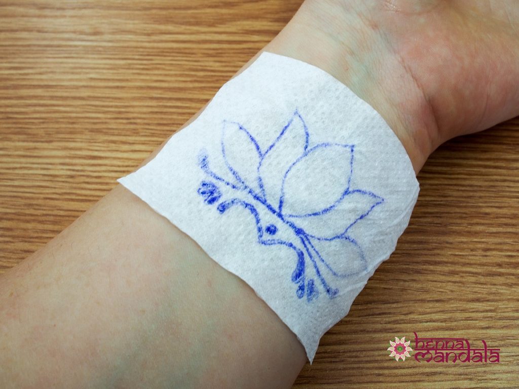 aplicare stencil pe piele inaintea desenului cu henna