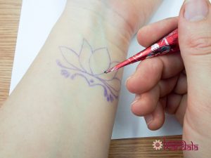 Cum transferăm pe piele un model (contur) de tatuaj cu henna