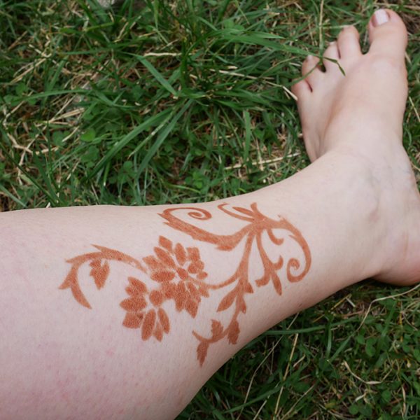 tatuaj temporar cu henna pe picior cu sablon