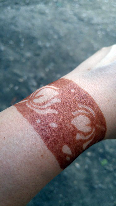 tatuaj temporar cu henna pe mana